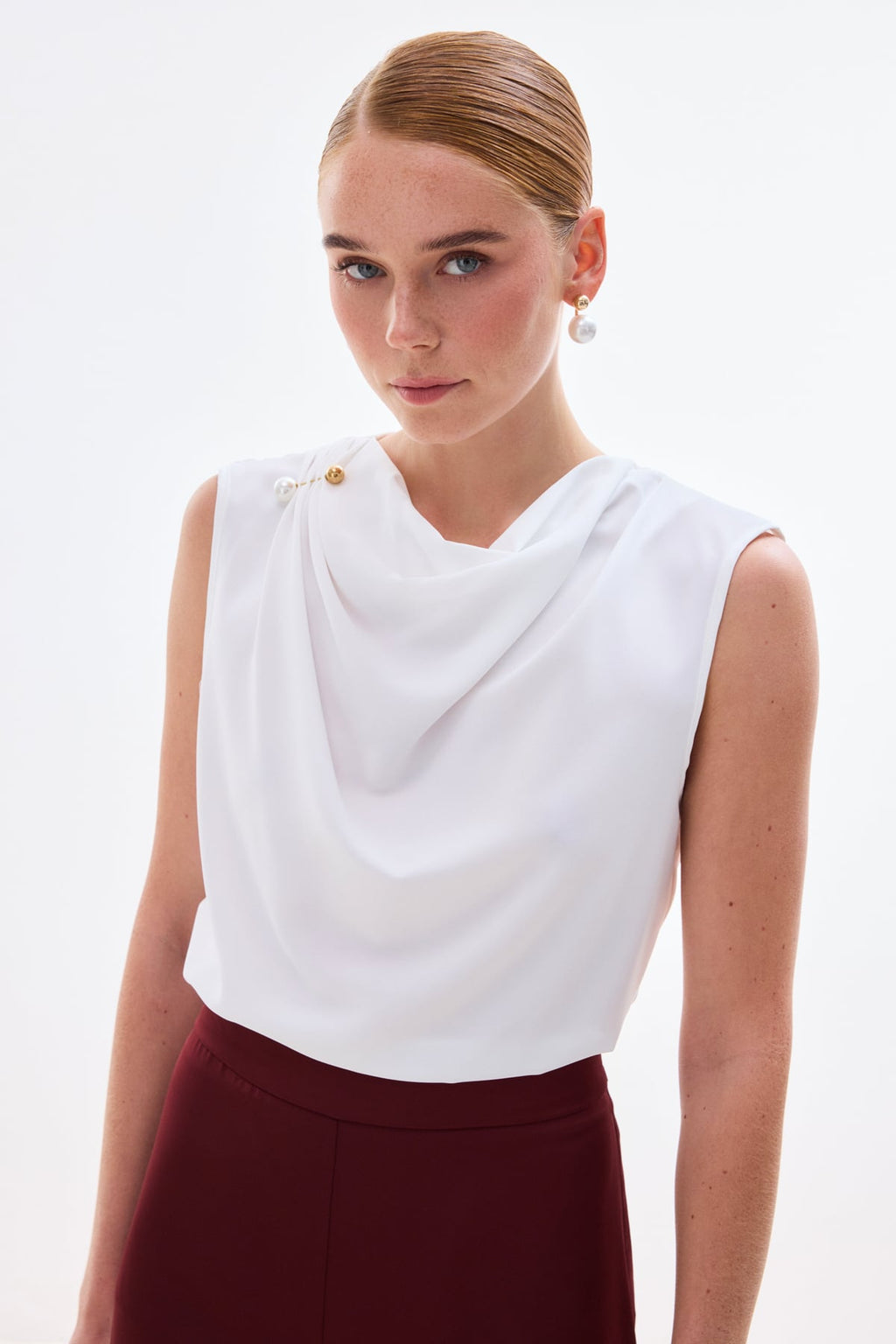 חולצה עם מפתח דג'אזה וסיכת פנינה