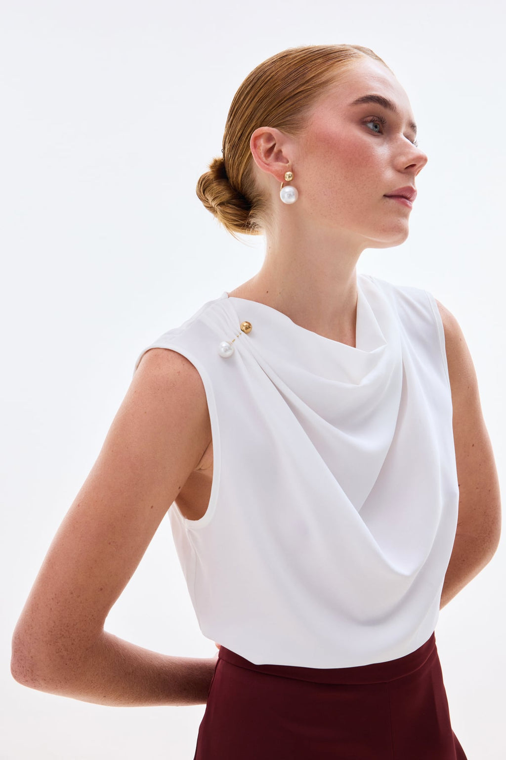 חולצה עם מפתח דג'אזה וסיכת פנינה