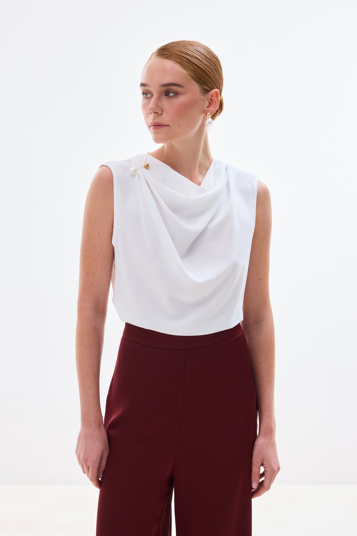 חולצה עם מפתח דג'אזה וסיכת פנינה