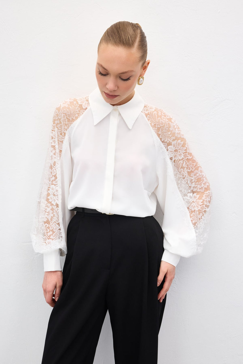 חולצה עם תחרה בשרוולים – לבן