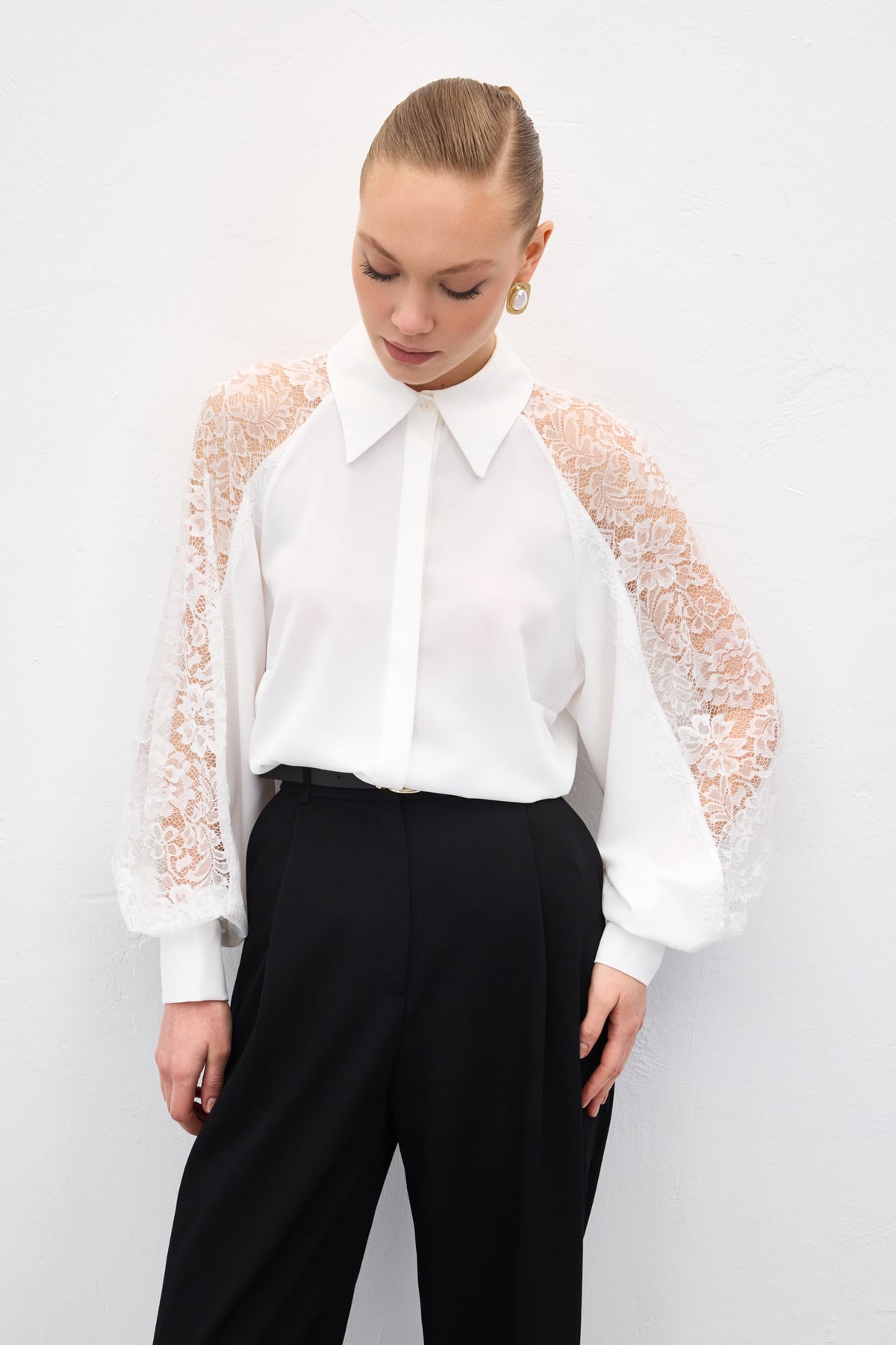 חולצה עם תחרה בשרוולים – לבן