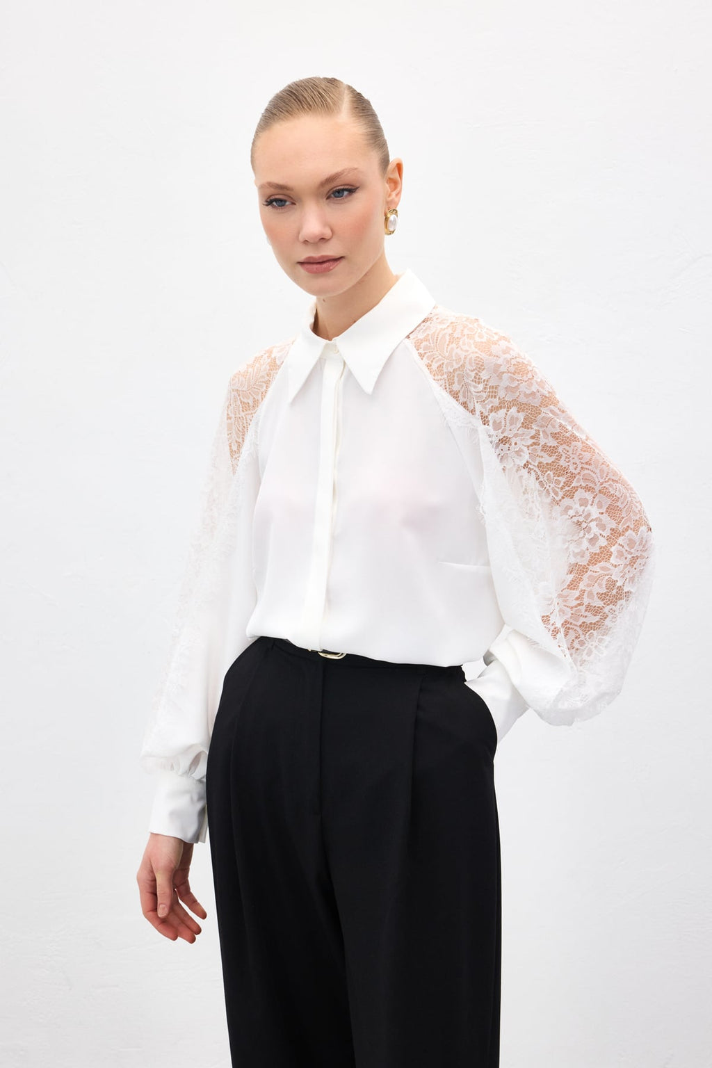חולצה עם תחרה בשרוולים – לבן