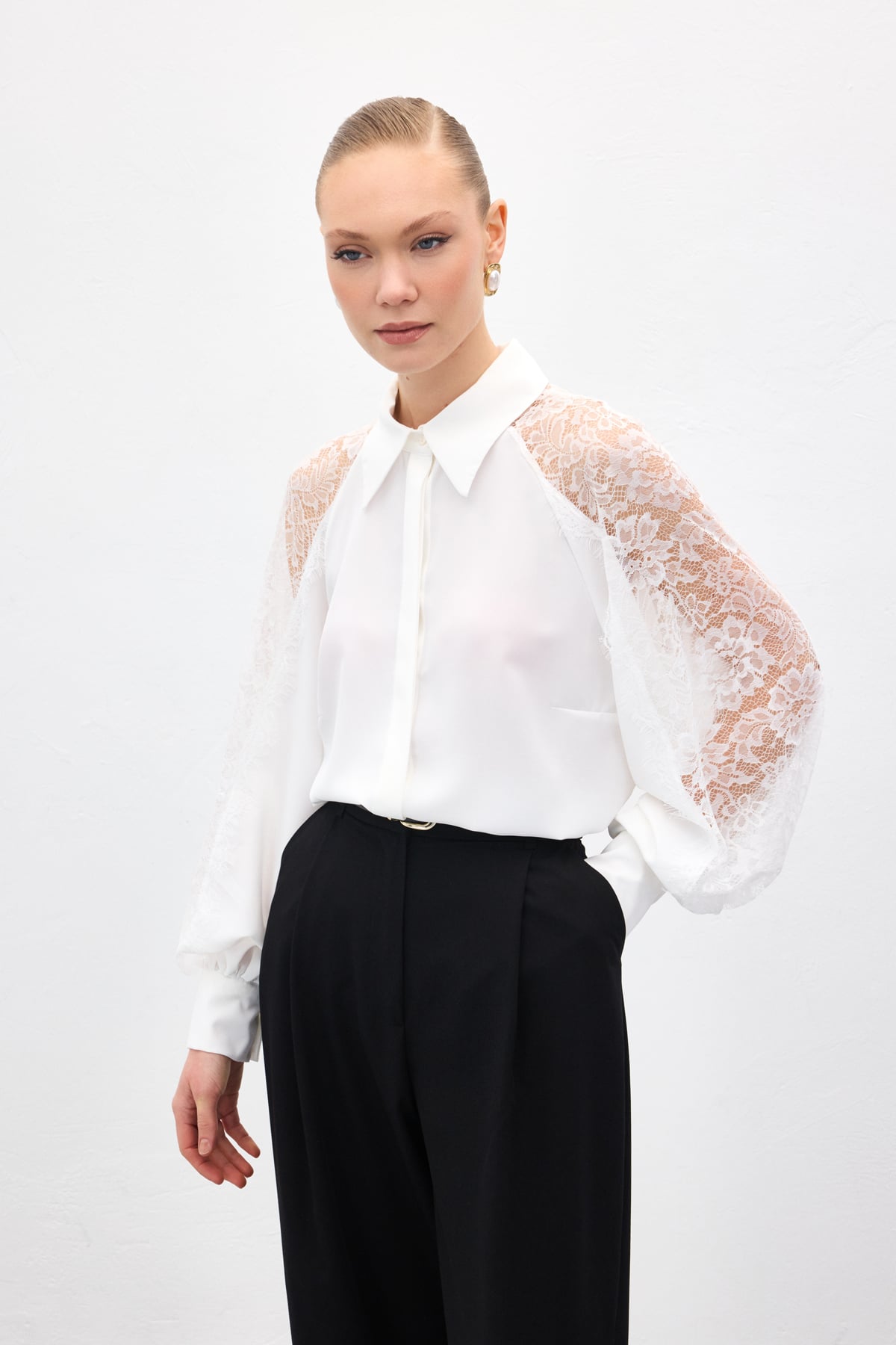 חולצה עם תחרה בשרוולים – לבן