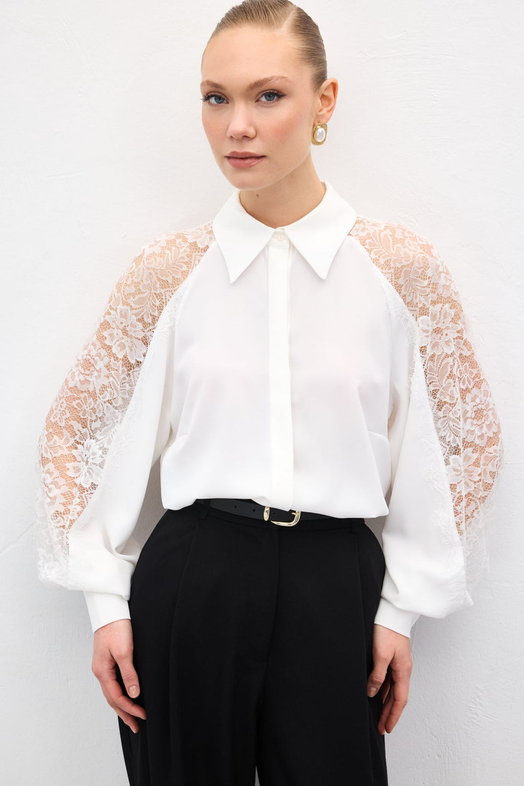 חולצה עם תחרה בשרוולים – לבן