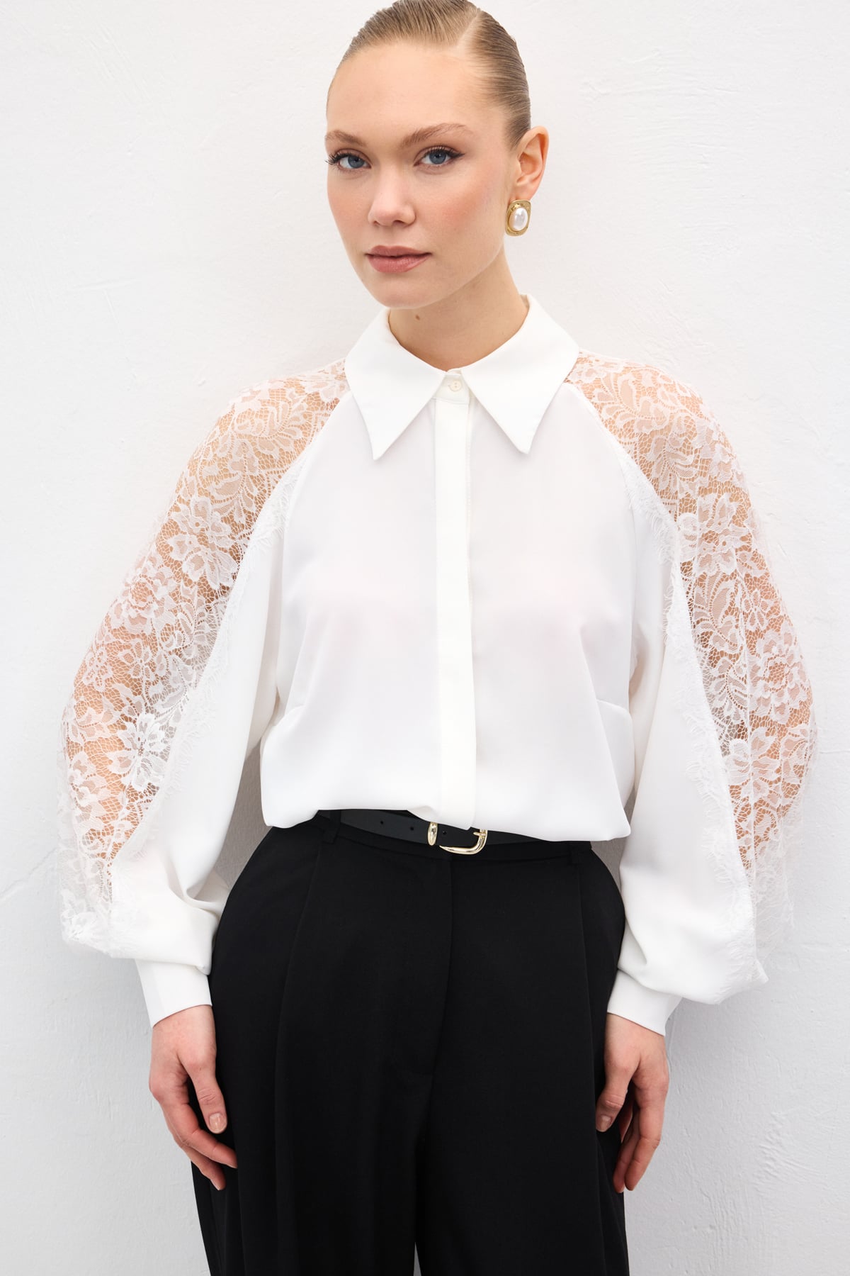 חולצה עם תחרה בשרוולים – לבן