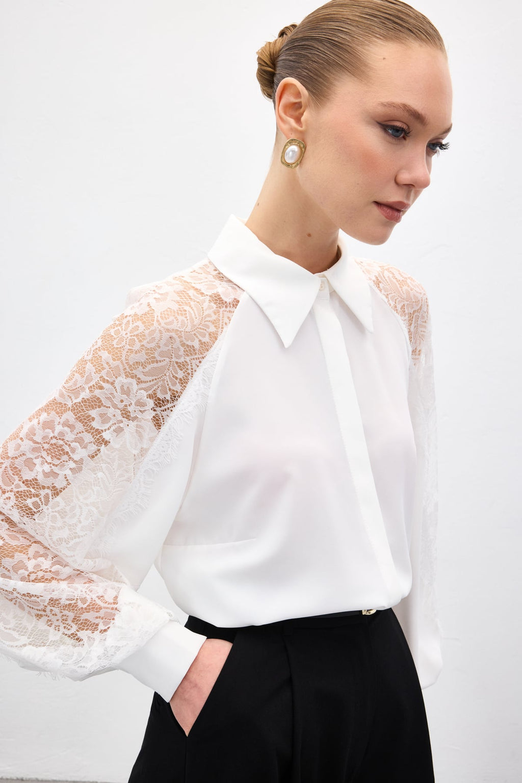 חולצה עם תחרה בשרוולים – לבן