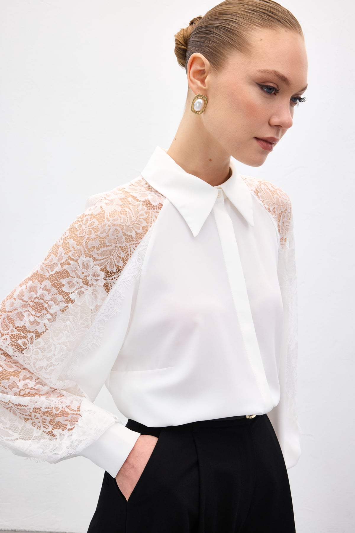 חולצה עם תחרה בשרוולים – לבן