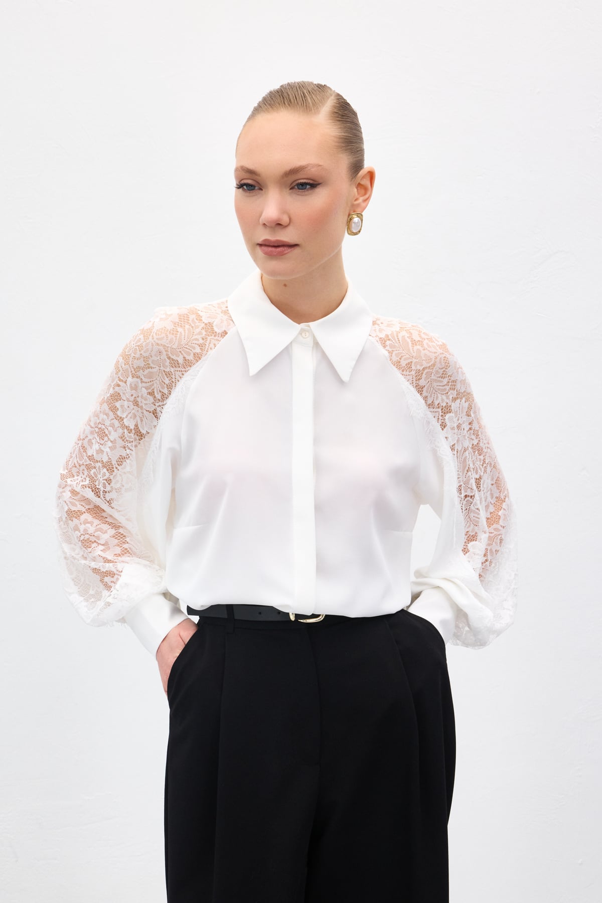 חולצה עם תחרה בשרוולים – לבן