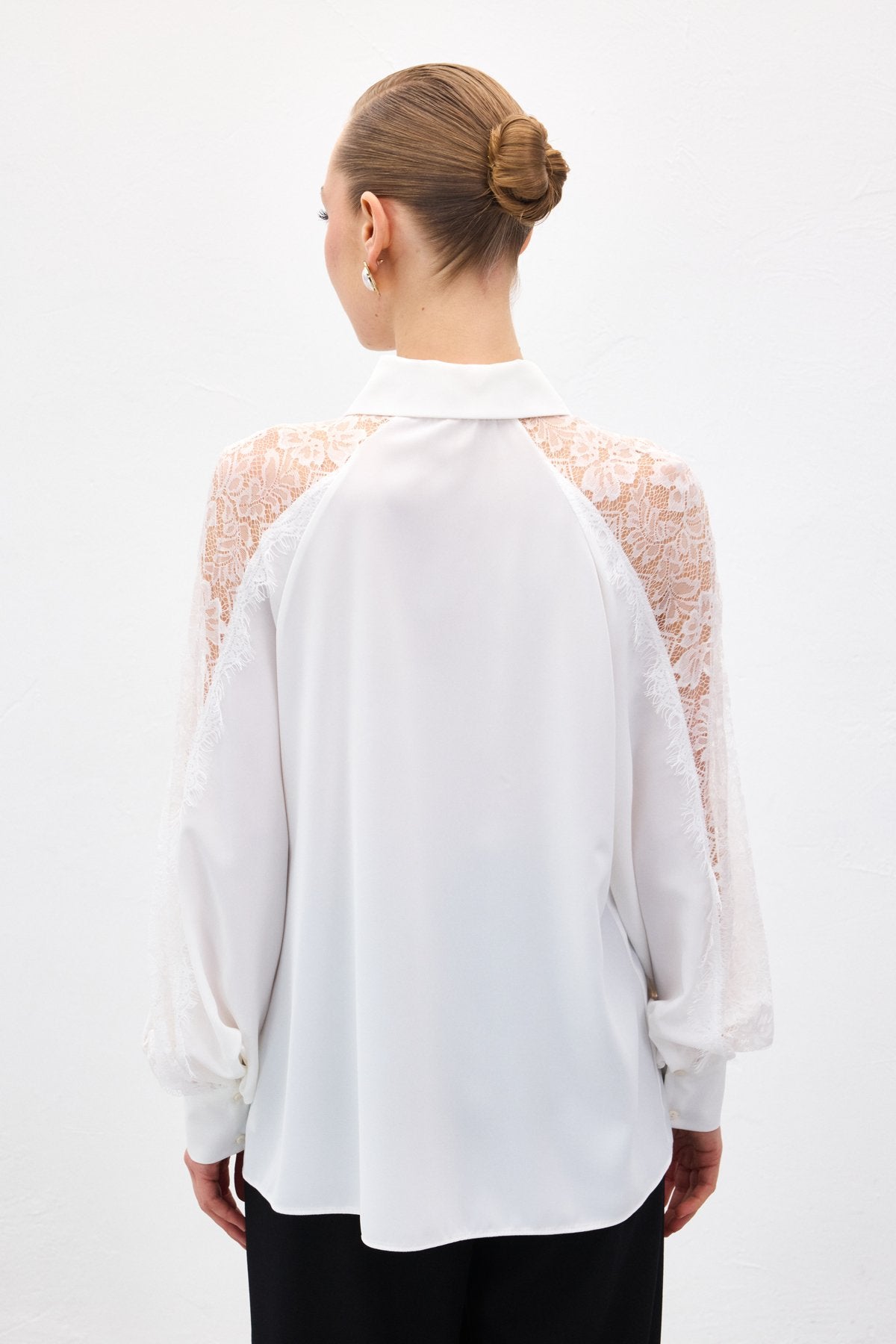 חולצה עם תחרה בשרוולים – לבן