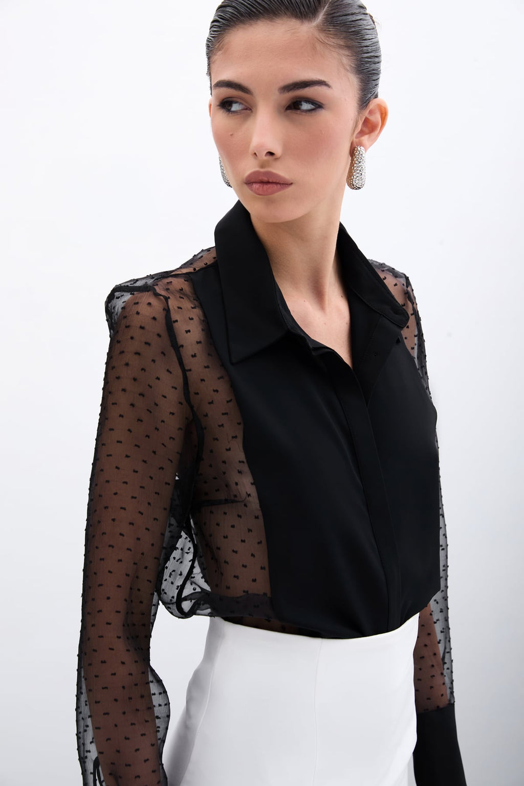חולצה עם דיטייל אורגנזה – שחור