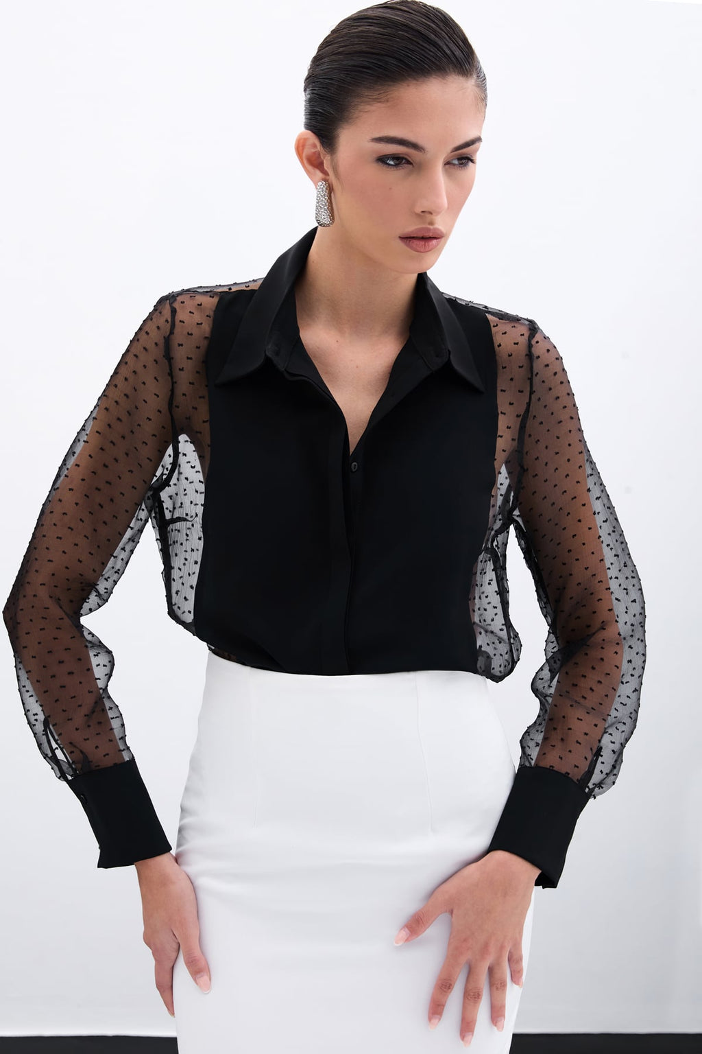 חולצה עם דיטייל אורגנזה – שחור