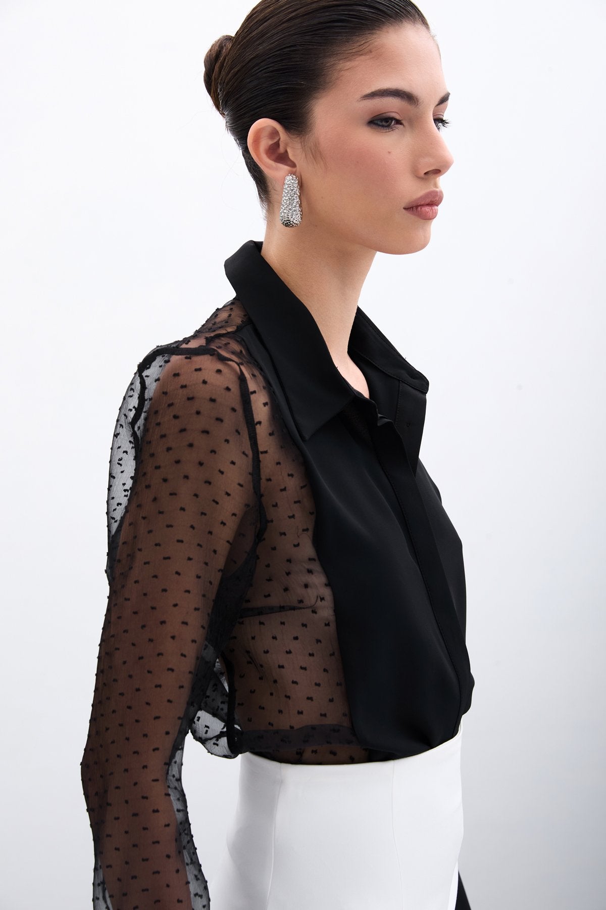 חולצה עם דיטייל אורגנזה – שחור