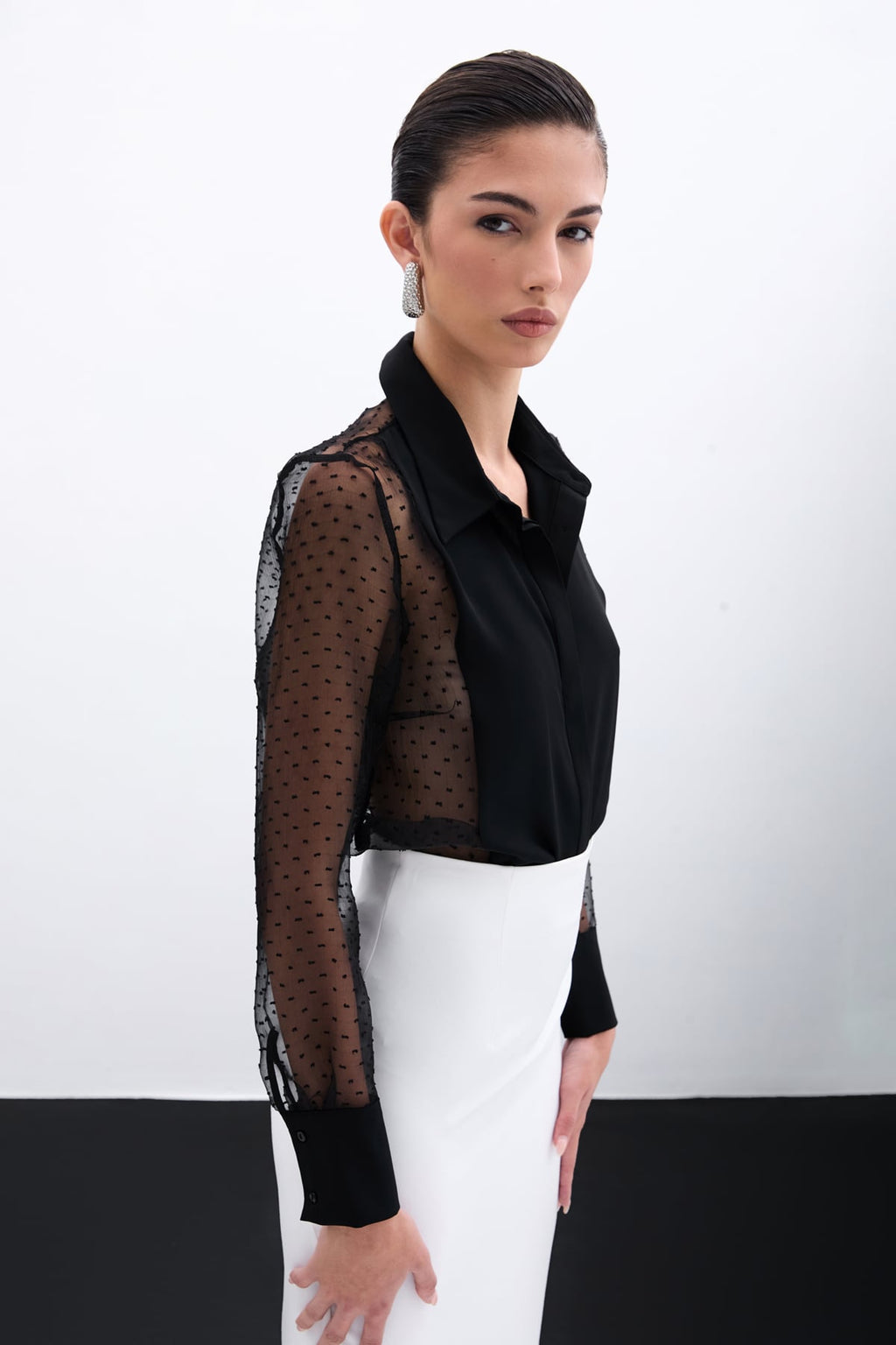 חולצה עם דיטייל אורגנזה – שחור