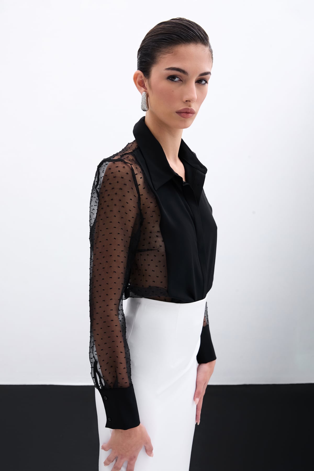 חולצה עם דיטייל אורגנזה – שחור