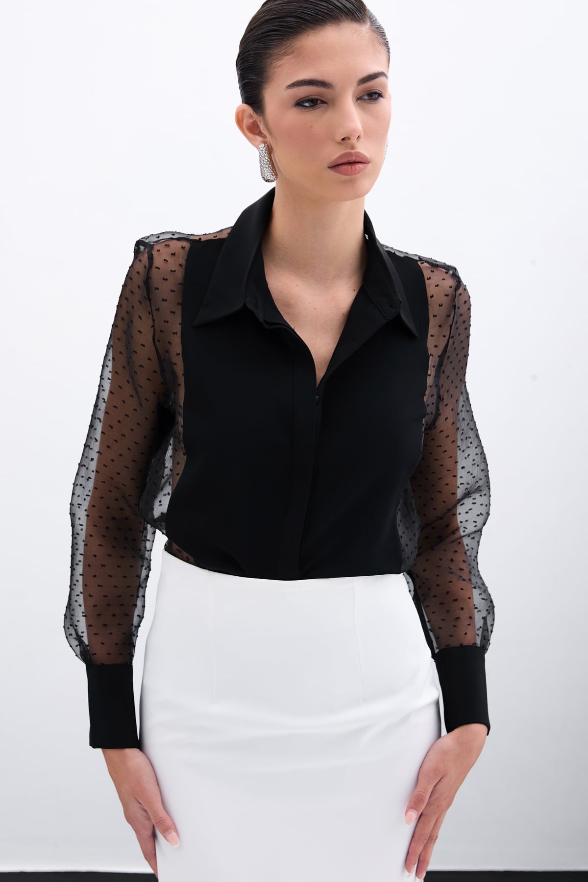 חולצה עם דיטייל אורגנזה – שחור