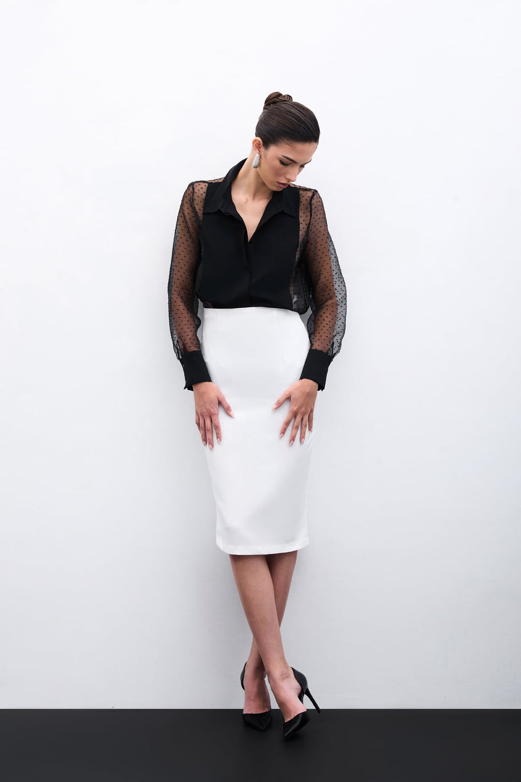 חולצה עם דיטייל אורגנזה – שחור